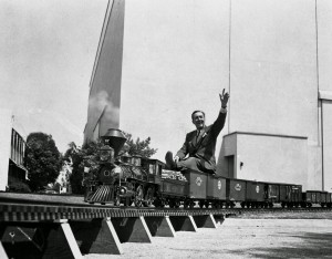 Walt Disney sul trenino 1951.jpg