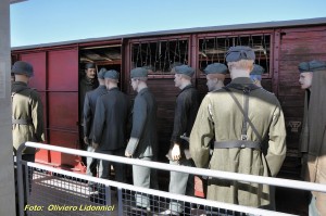 y Deportati salgono sul treno.JPG