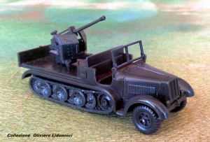 Roco n.228 - 8 ton Half Track AA-Gun (2).jpg