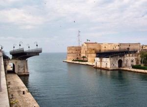 Ponte_Girevole_Taranto_aperto-e1508483937356.jpg