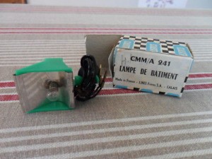 Scalextric-Triang-Vintage-Circuit-Accessoire-Lampe-Batiment.jpg