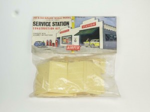 SERVICE STATION AIRFIX BUSTA.jpg