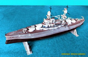 FOTO 124 USS Arizona (Revell).jpg