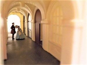 coppia sotto portico palazzo (2).jpg