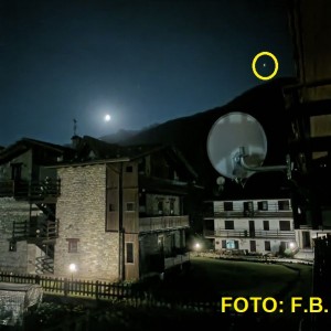 foto con luce verde  SENZA NUVOLE sopra montagna f.b..jpg