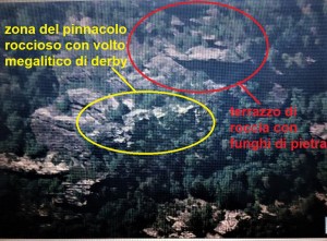 evidenziazione delle due aree ; quella dove si trova il volto megalitico di Derby in giallo e quella della piattaforma rocciosa con  i presunti menhir in pietra.jpg