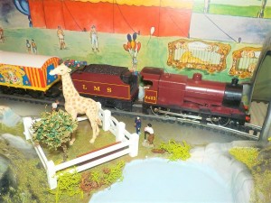 giraffa e treno circense britannico (2).jpg