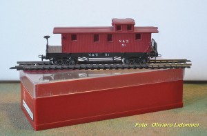 012 Caboose con scatola RIDOTTO.jpg