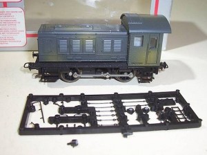 1-87 LIMA Diesellok V20 in werkseitiger Tarnlackierung.JPG