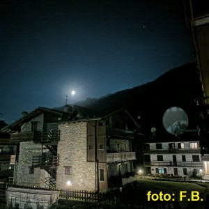 LUCE VERDE SOPRA TETTO e IN ALTO CIELO 10 AGOSTO 2022 ORE 23.05 F,B.jpg