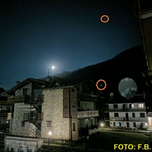 foto con 2 luci verdi originale - cerchiate F,B.jpg