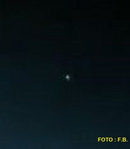 LUCE VERDE SOPRA TETTO e IN ALTO CIELO 10 AGOSTO 2022 ORE 23.05 (3) F.B.jpg