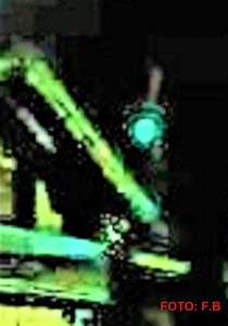 LUCE VERDE SOPRA TETTO  e oggetto fianco balcone (2) F.B.jpg