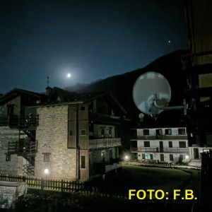 foto con luce verde - senza nuvole 10 agosto 2022 ore 23.13 F.B.jpg