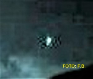 ingrandimento luce dentro un rettangolo con quadratini bianco e neri F.B..jpg