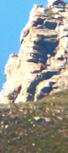 idolo sulla grande roccia vista scorciata.jpg